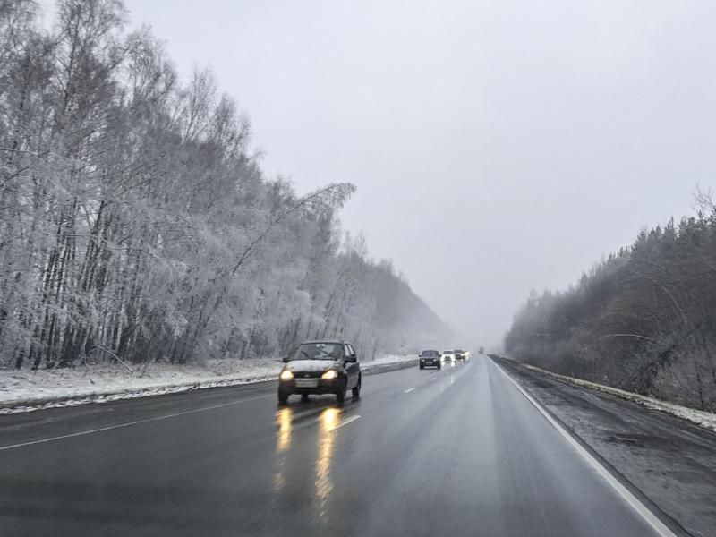 Imagine ilustrativă cu un automobil pe carosabil umed în sezonul rece